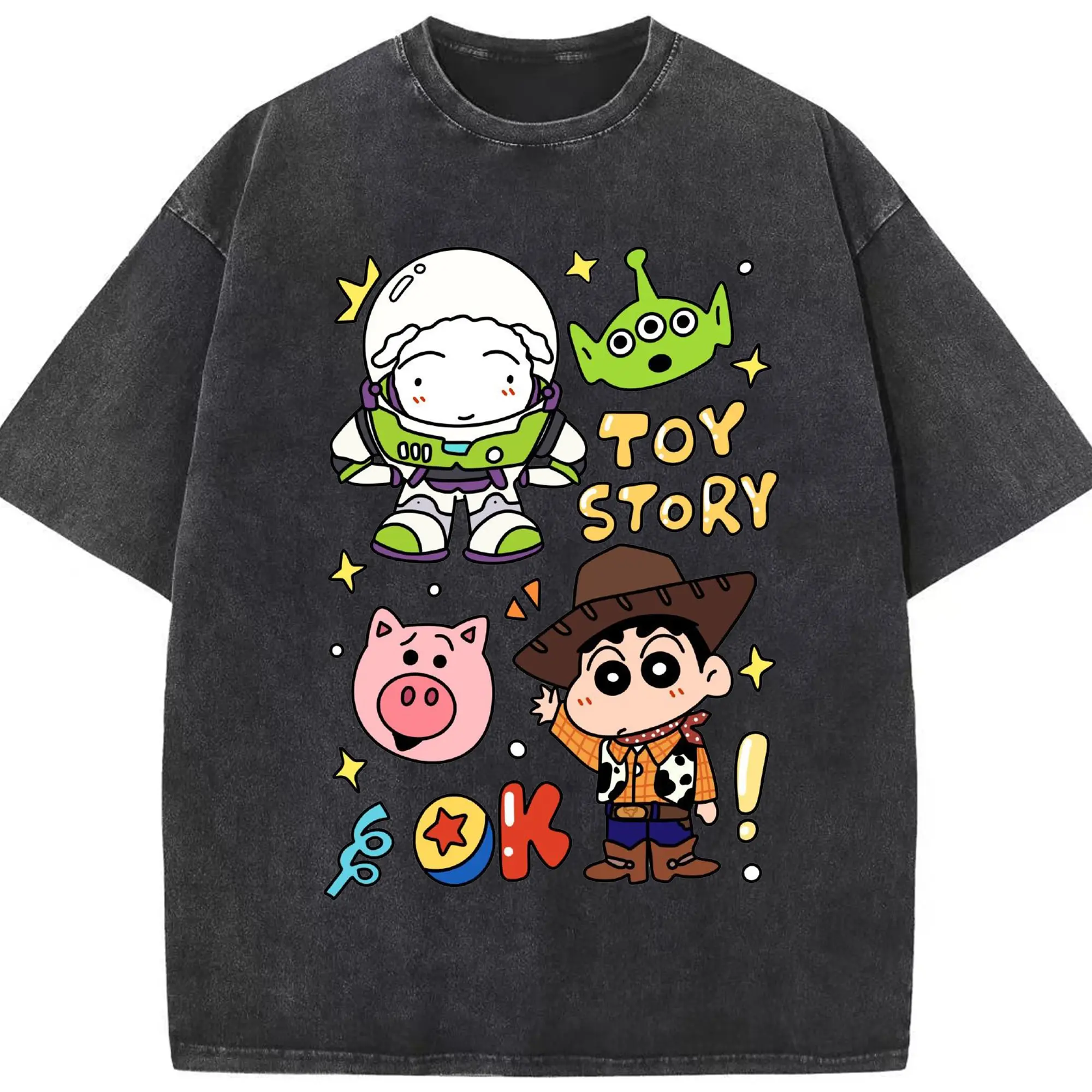 クレヨンしんちゃん × トイ・ストーリー 限定コラボ - 綿100％ ヴィンテージ風 半袖Tシャツ ・ フロントプリント ・ 柔らか肌触り ・ 通気性 快適 ・ スポーツ カジュアル 外出用
